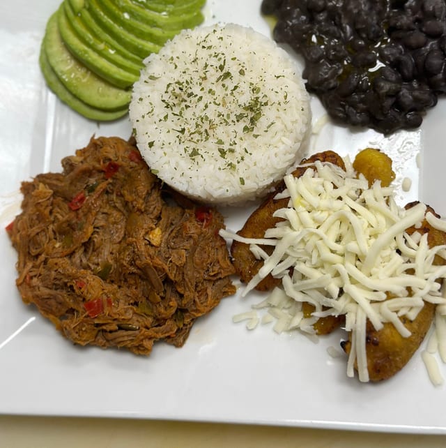 PABELLON BOWL (Protein,Quinoa/rice,plantain,black Beans,mozzarella).